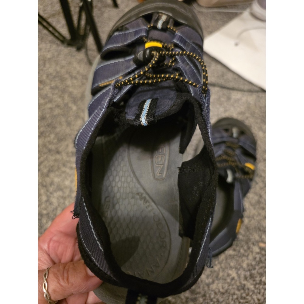 keen Womans closed toe sandal size 9